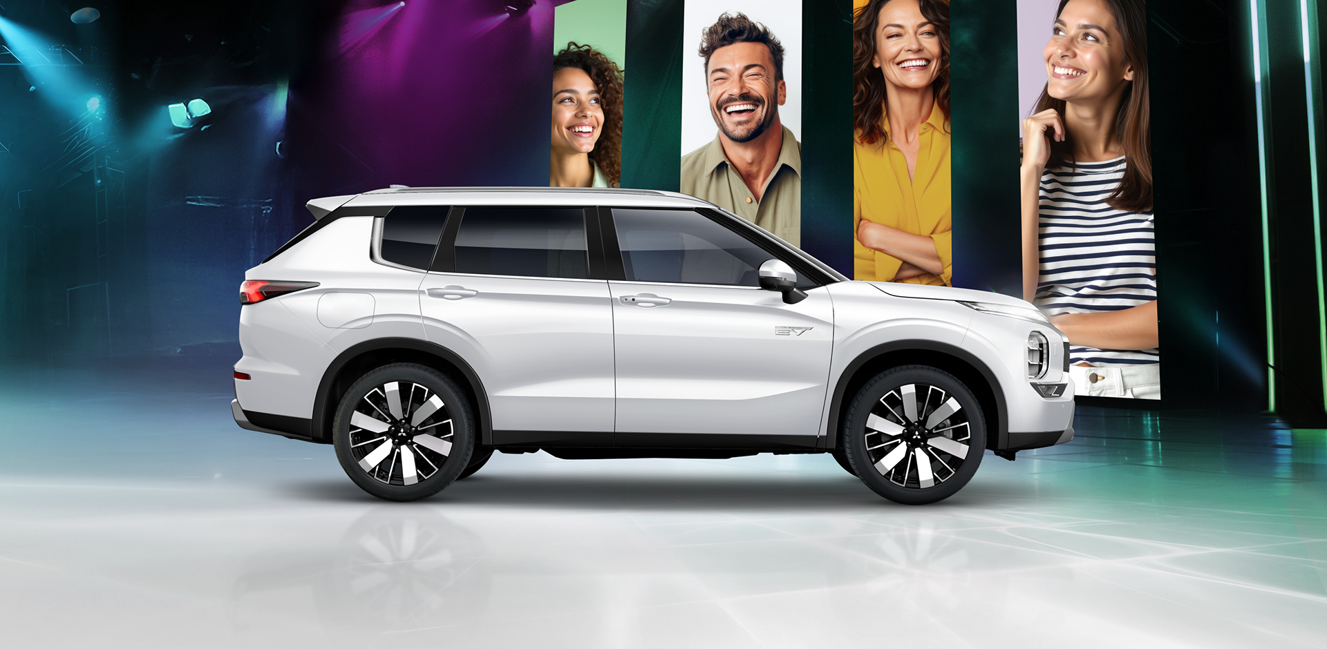 Mitsubishi Outlander Select in Weiß mit vier fröhlichen Menschen vor modernem Bühnen-Setting mit bunter Beleuchtung