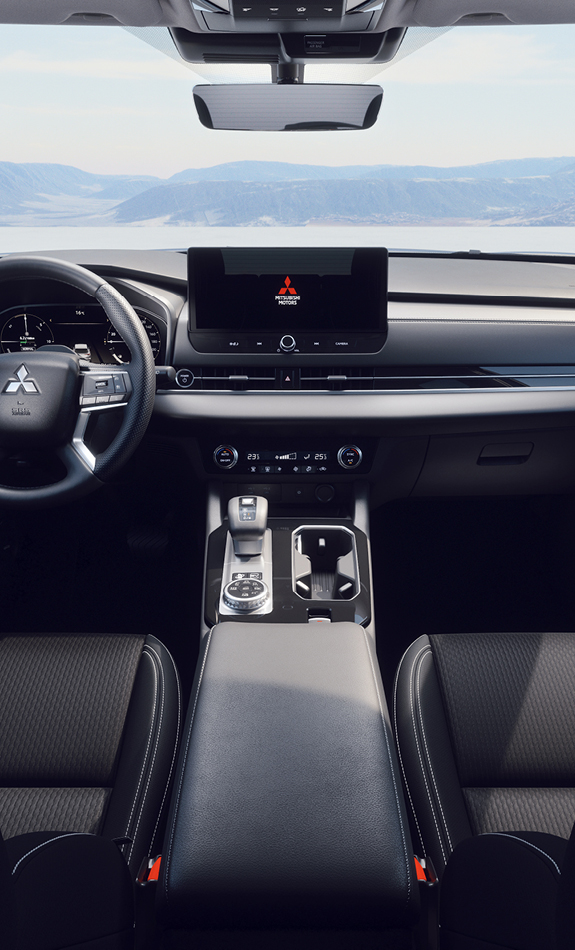 Mitsubishi Outlander Diamant Innenraum-Ansicht mit schwarzen Sitzen, digitalem Tacho und Infotainment-Display